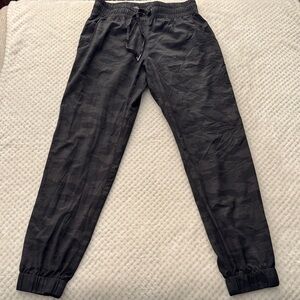 👖 EUC Women’s Camo Jogger Pants – Size Small